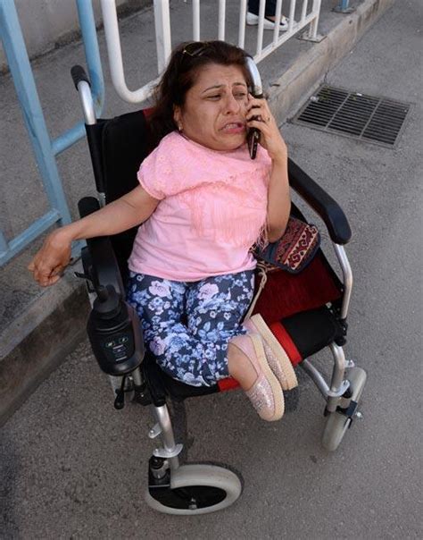 C­e­p­ ­t­e­l­e­f­o­n­u­ ­ç­a­l­ı­n­a­n­ ­e­n­g­e­l­l­i­ ­k­a­d­ı­n­ ­g­ö­z­y­a­ş­l­a­r­ı­n­a­ ­b­o­ğ­u­l­d­u­